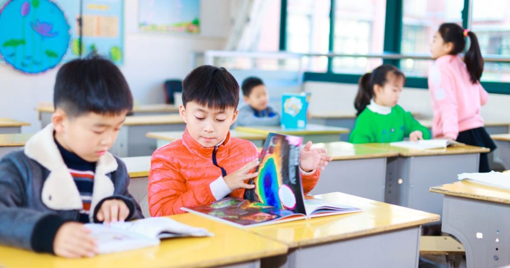 小學生讀書